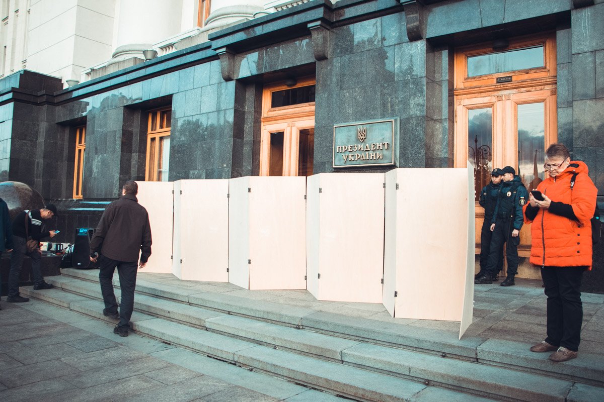 К концу митинга на этих досках как на скрижалях появились все пункты пресловутого договора