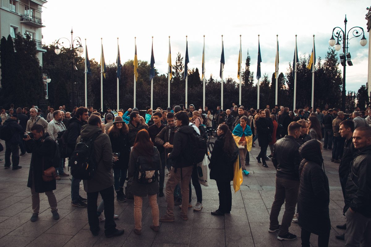 Несмотря на прохладную погоду, у Офиса собралось немало людей