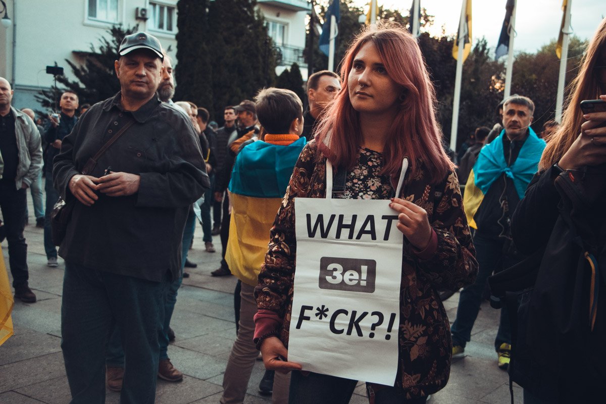 Немало людей пришли с самодельными плакатами-призывами к Зеленскому