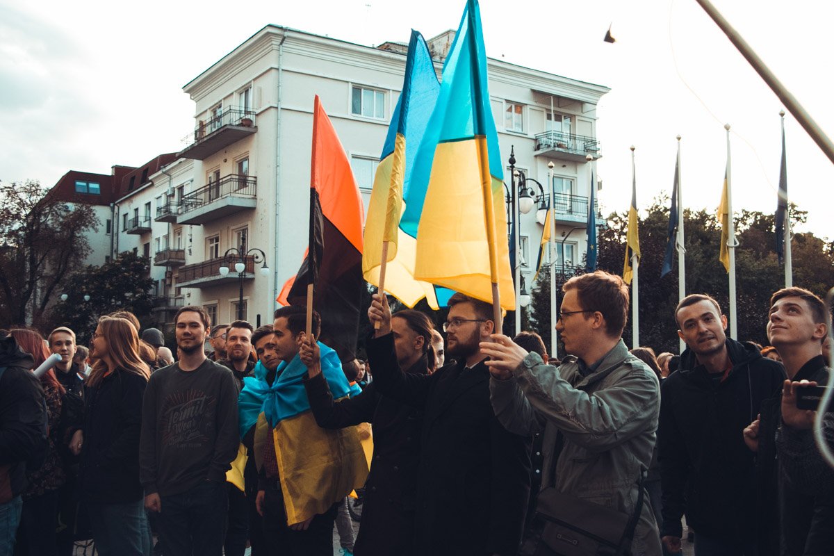 Партийных флагов и правда почти не было (если не считать "Демсокиру" и УНСО)