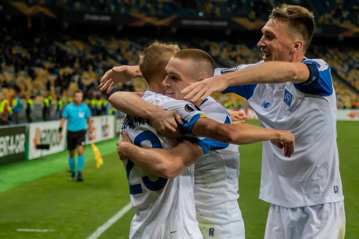 Виктор Цыганков и Сергей Сидорчук поздравляют с забитым мячом героя встречи Виталия Буяльского