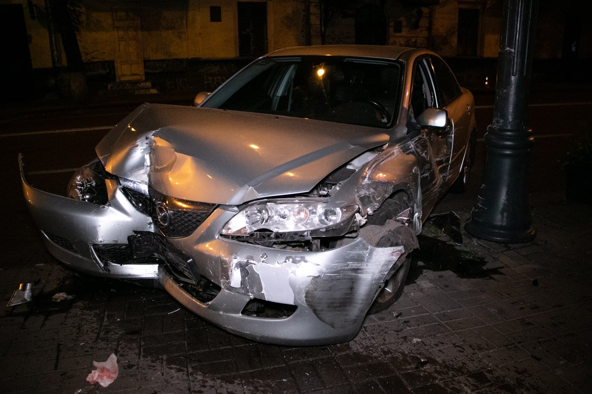 Автомобиль отбросило в здание 