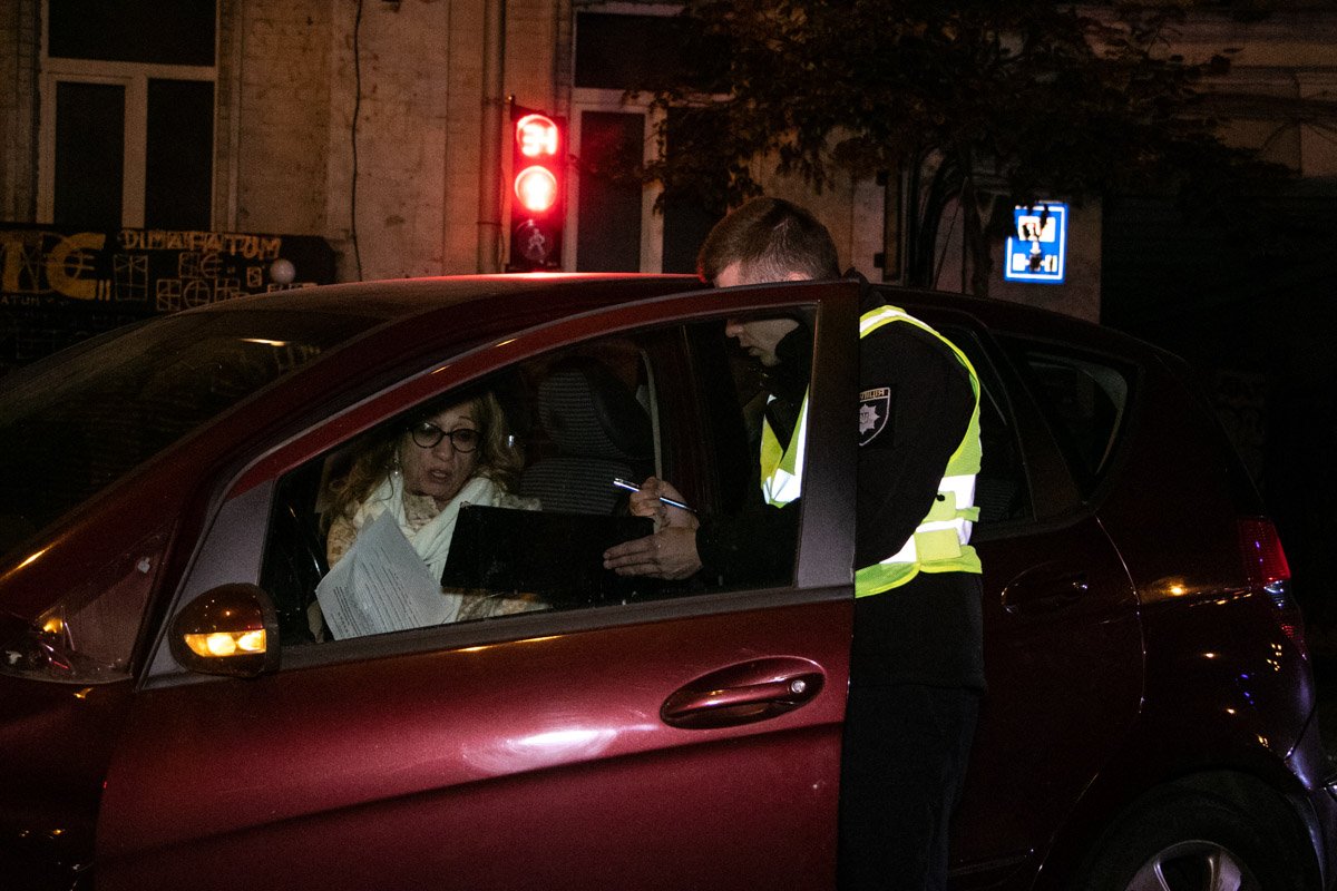 Алкотестер показал: водитель Mercedes села за руль в нетрезвом состоянии 