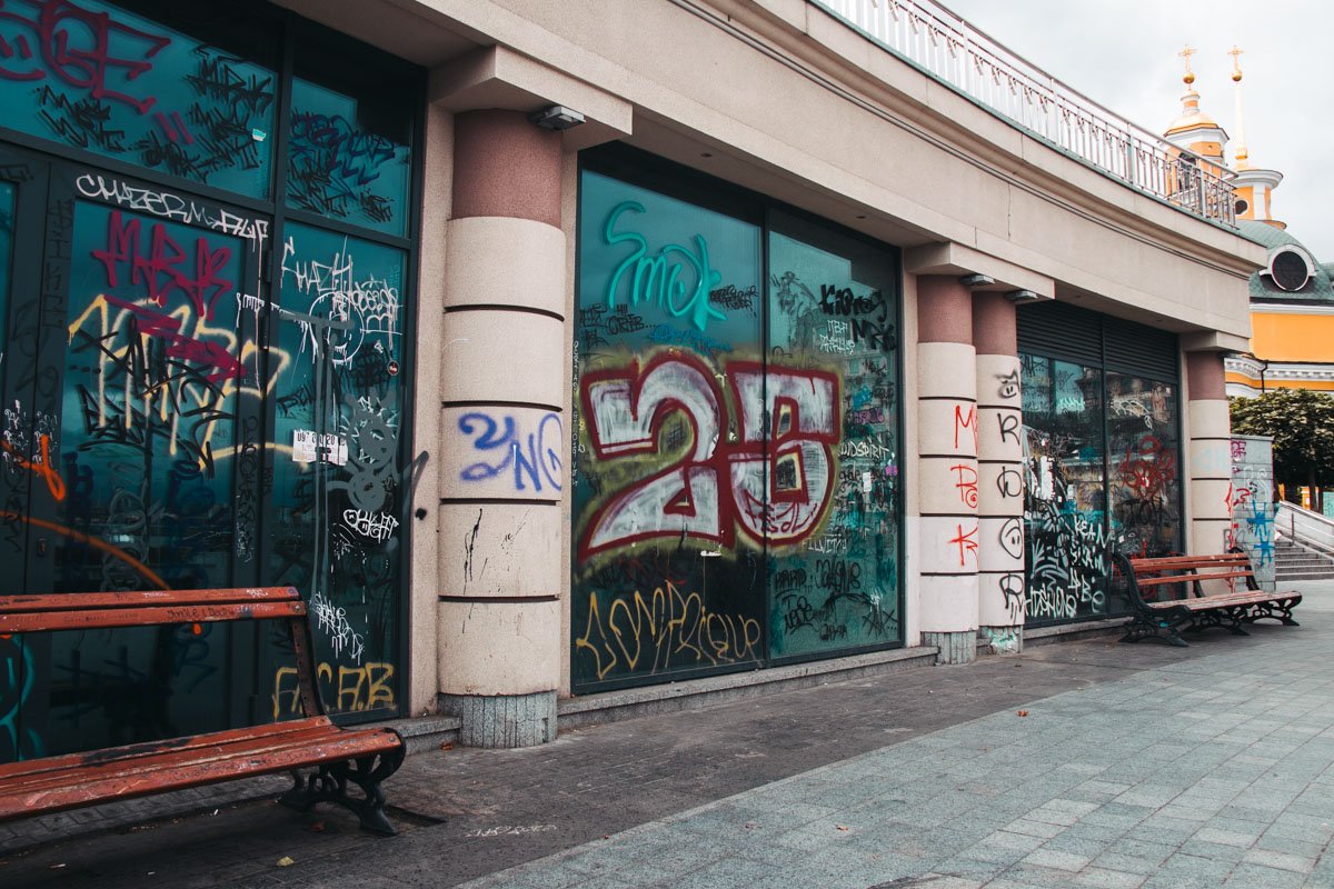 На окнах здания нет живого места На окнах здания нет живого места