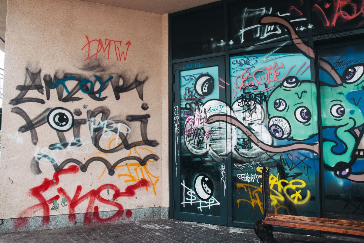 Это граффити могло быть уместным в другом месте Это граффити могло быть уместным в другом месте