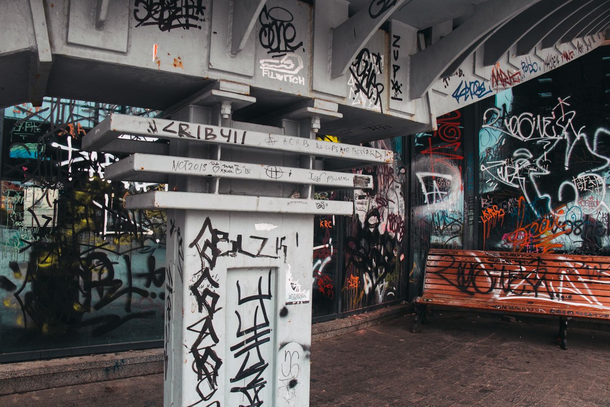 Скоро на Почтовой площади будет сложно найти место без интеллектуальных надписей Скоро на Почтовой площади будет сложно найти место без интеллектуальных надписей