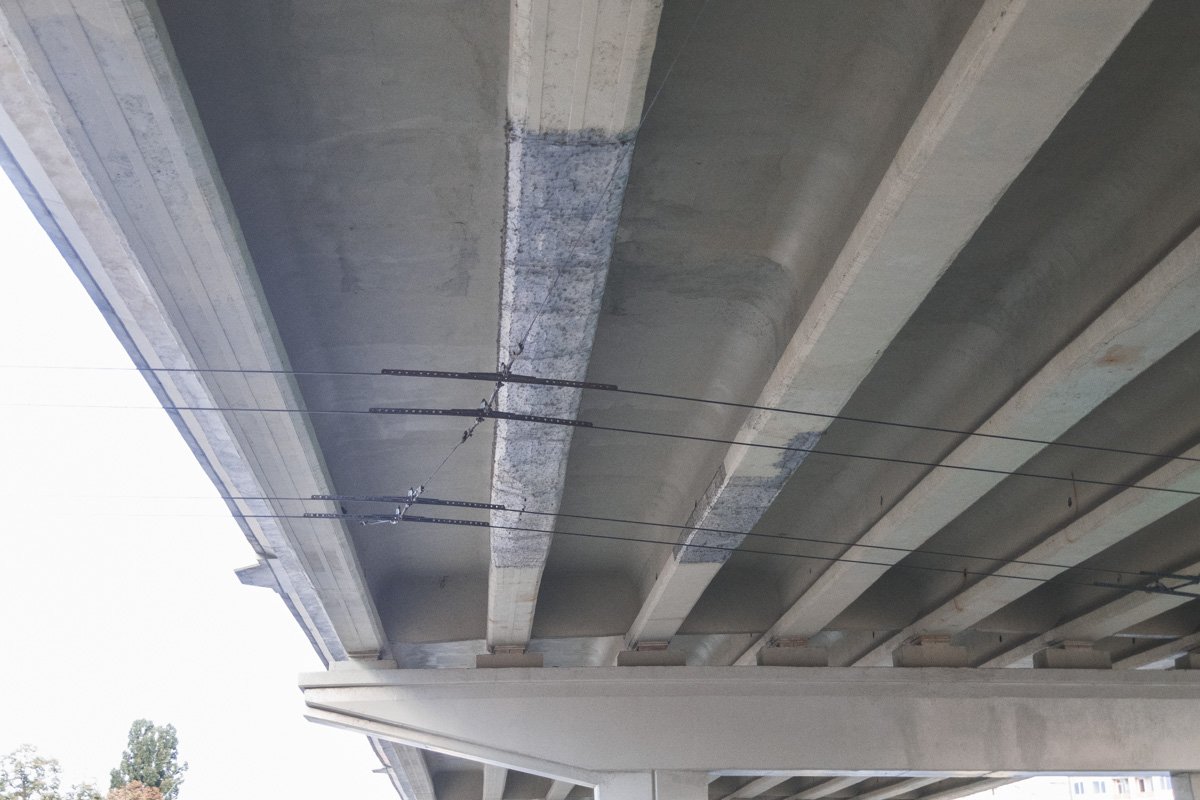 В результате инцидента "оголилось" несколько опор моста