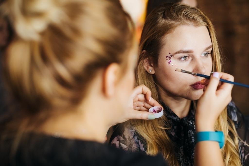 Все желающие сделали себе блестящий мэйк