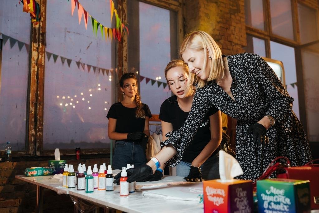 Очаровательная блогер Таня Аборонок создает себе эксклюзивную футболку от COLIN’S