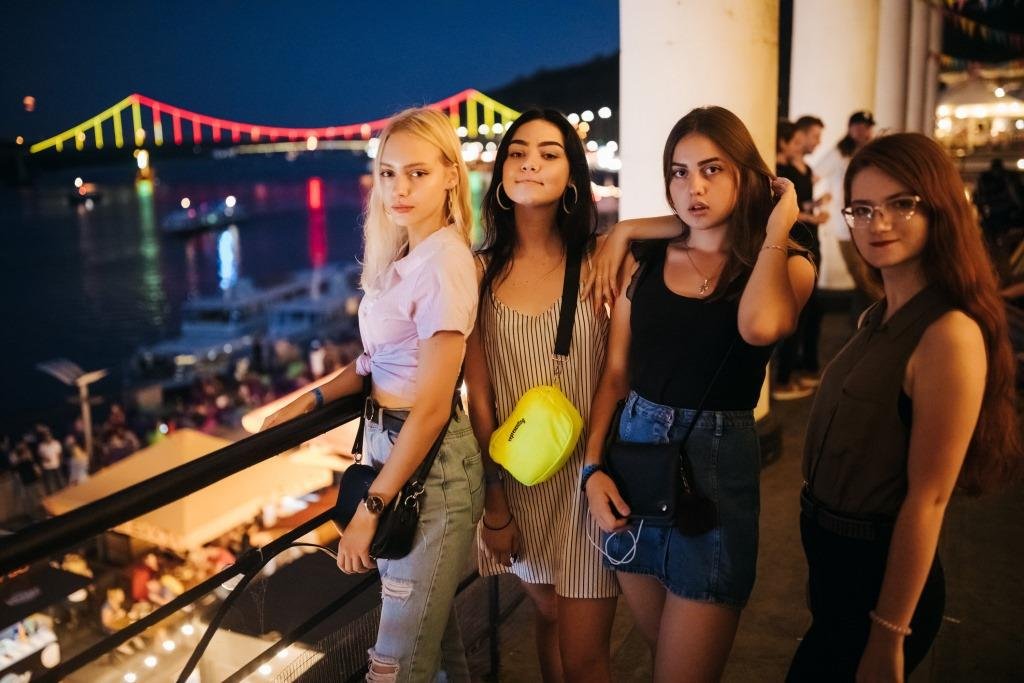 Юные поклонницы джинсовой одежды