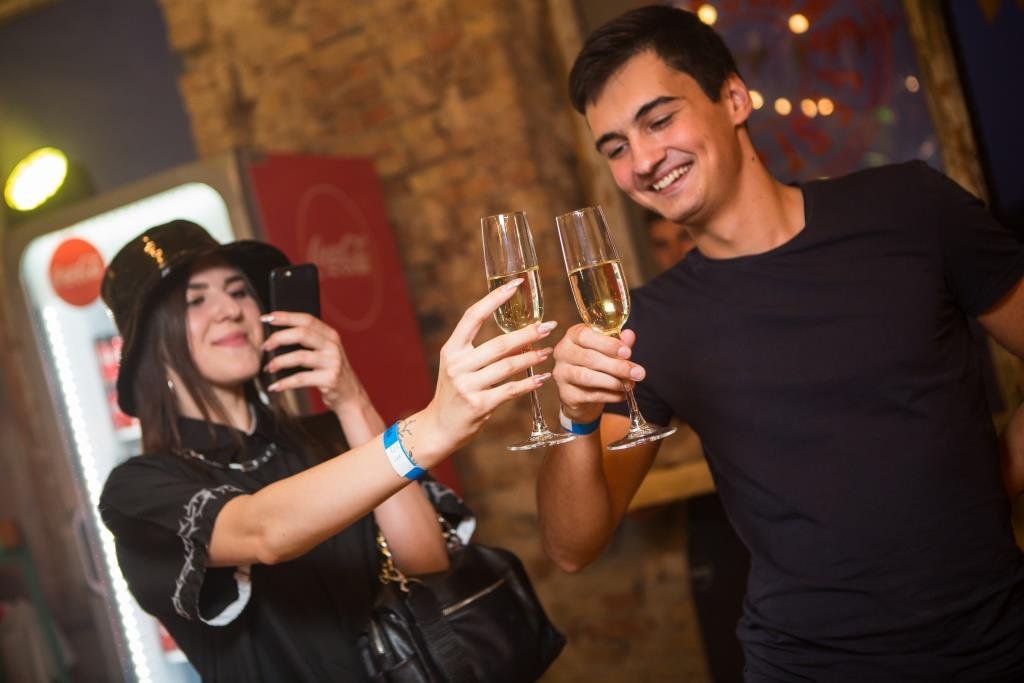 Это же вечеринка для блогеров - куда без фото?