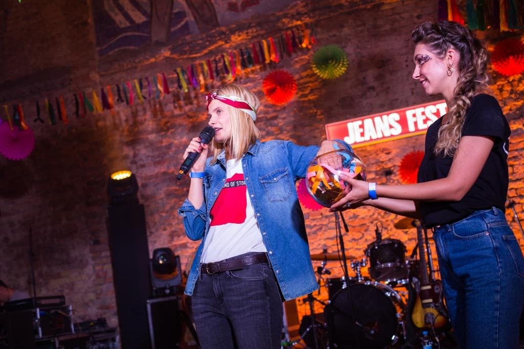 Дарья Коломиец в конце вечера задарила всех сертификатами на шопинг