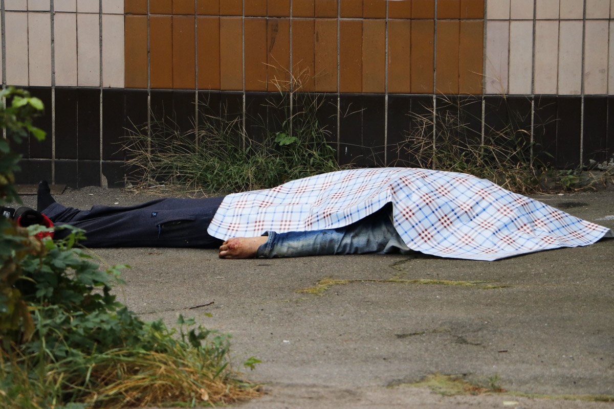 Тело с множественными ссадинами лежало под двухэтажным зданием Тело с множественными ссадинами лежало под двухэтажным зданием