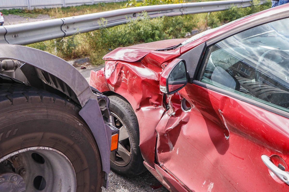 На Житомирской трассе столкнулись Chevrolet Lacetti, Renault Megan и тягач Mercedes На Житомирской трассе столкнулись Chevrolet Lacetti, Renault Megan и тягач Mercedes