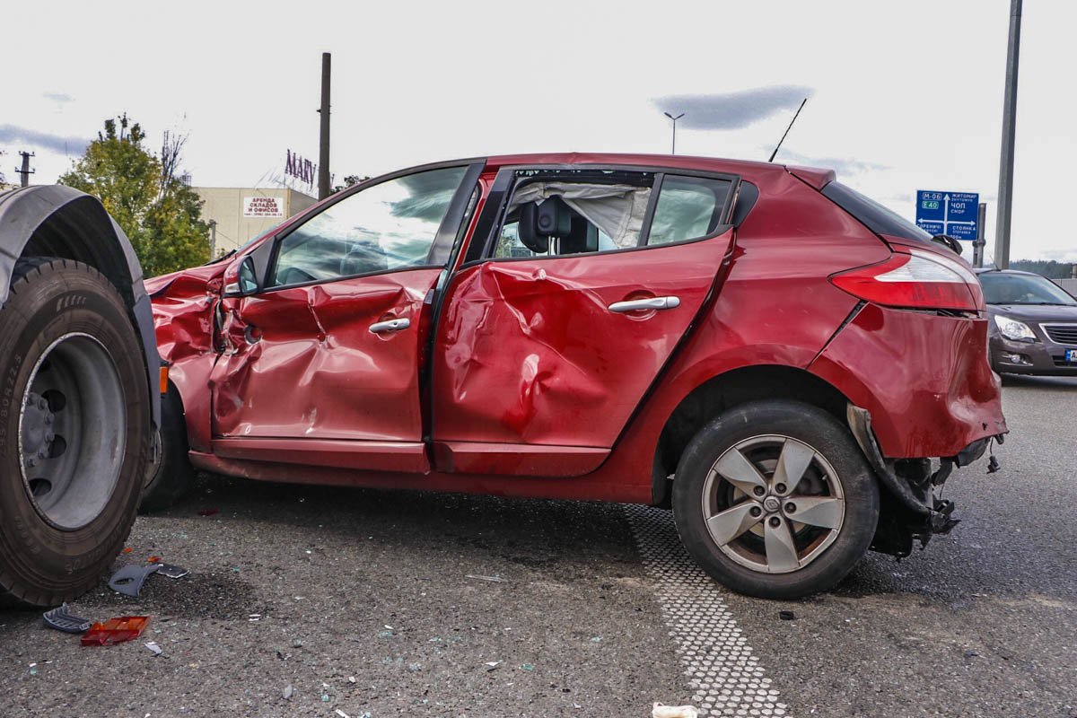 В момент столкновения возле тягача стоял водитель и что-то ремонтировал В момент столкновения возле тягача стоял водитель и что-то ремонтировал