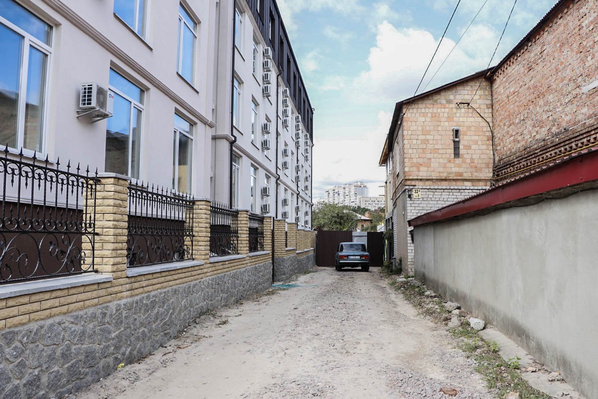  По словам местных жителей, они уже длительное время пытаются доказать, что забор установлен незаконно