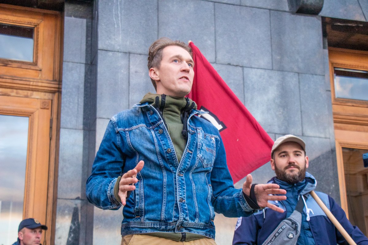 Перед собравшимися выступал лидер партии Юрий Гудыменко Перед собравшимися выступал лидер партии Юрий Гудыменко