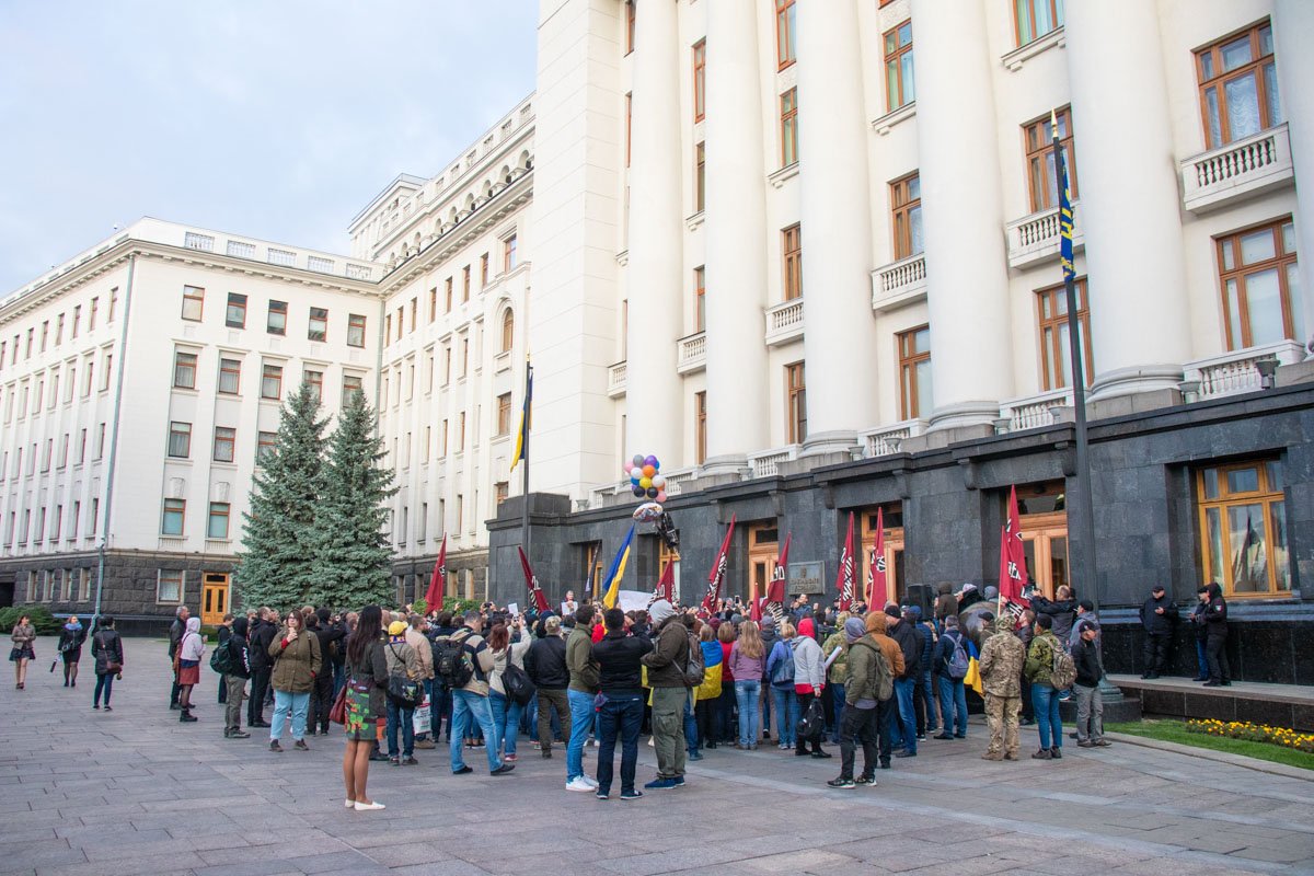 Также участники митинга запустили в небо "Коломойского" на воздушных шариках Также участники митинга запустили в небо "Коломойского" на воздушных шариках