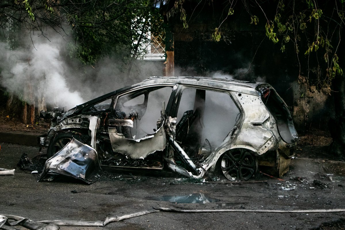 Автомобиль сгорел дотла