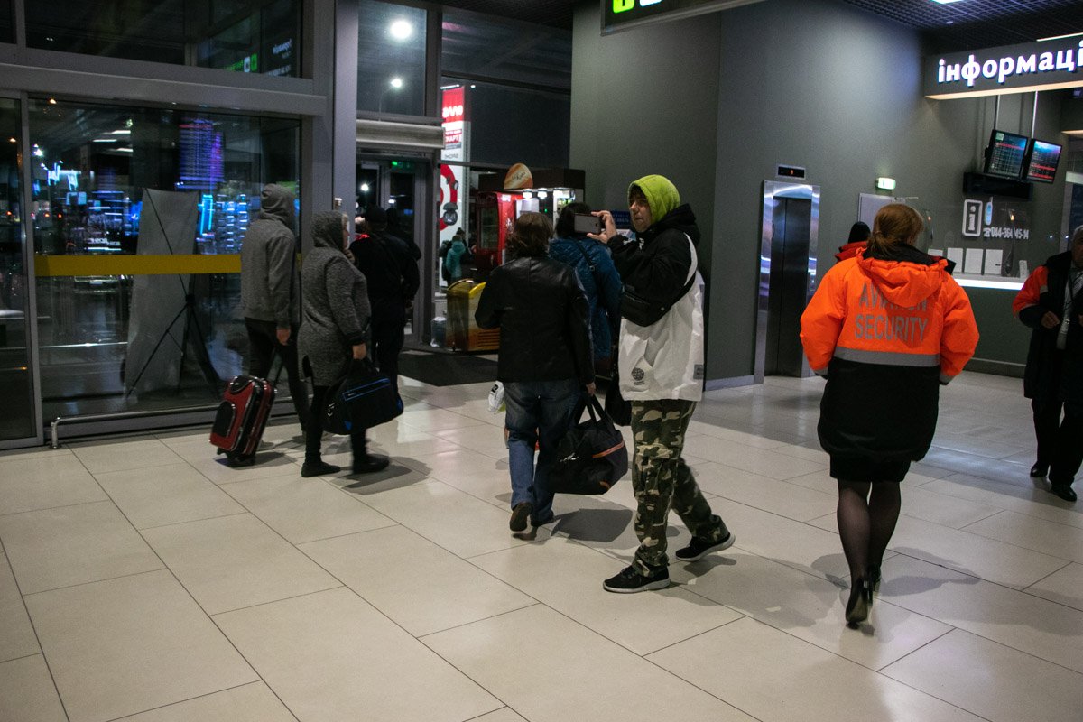 На место прибыли взрывотехники, патрульная полиция, медики и спасатели ГСЧС На место прибыли взрывотехники, патрульная полиция, медики и спасатели ГСЧС