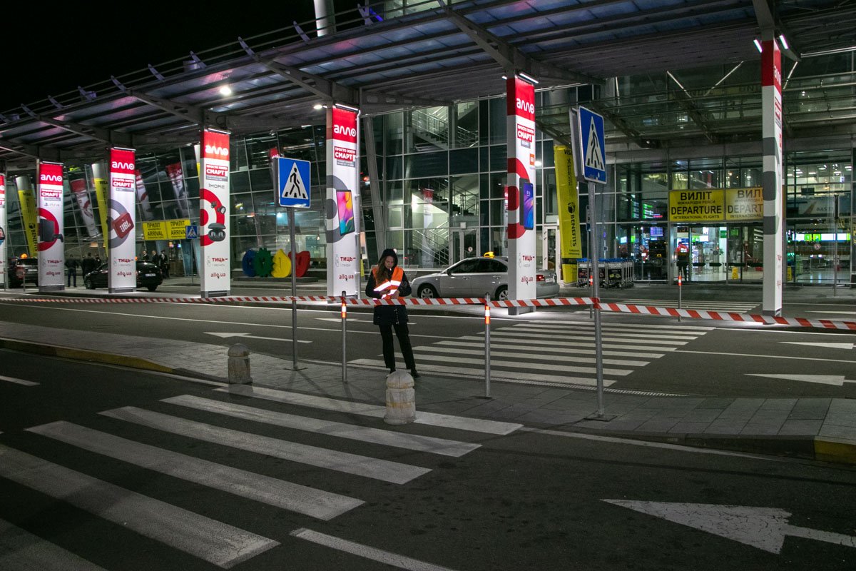 Всего из здания эвакуировали около сотни пассажиров Всего из здания эвакуировали около сотни пассажиров