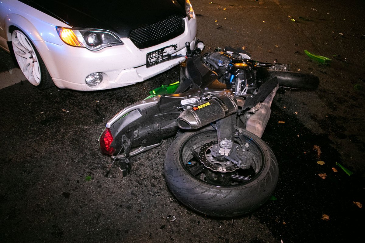 На бульваре Шевченко произошла авария с участием автомобилей Volkswagen, Subaru и мотоциклиста на Kawasaki Ninja