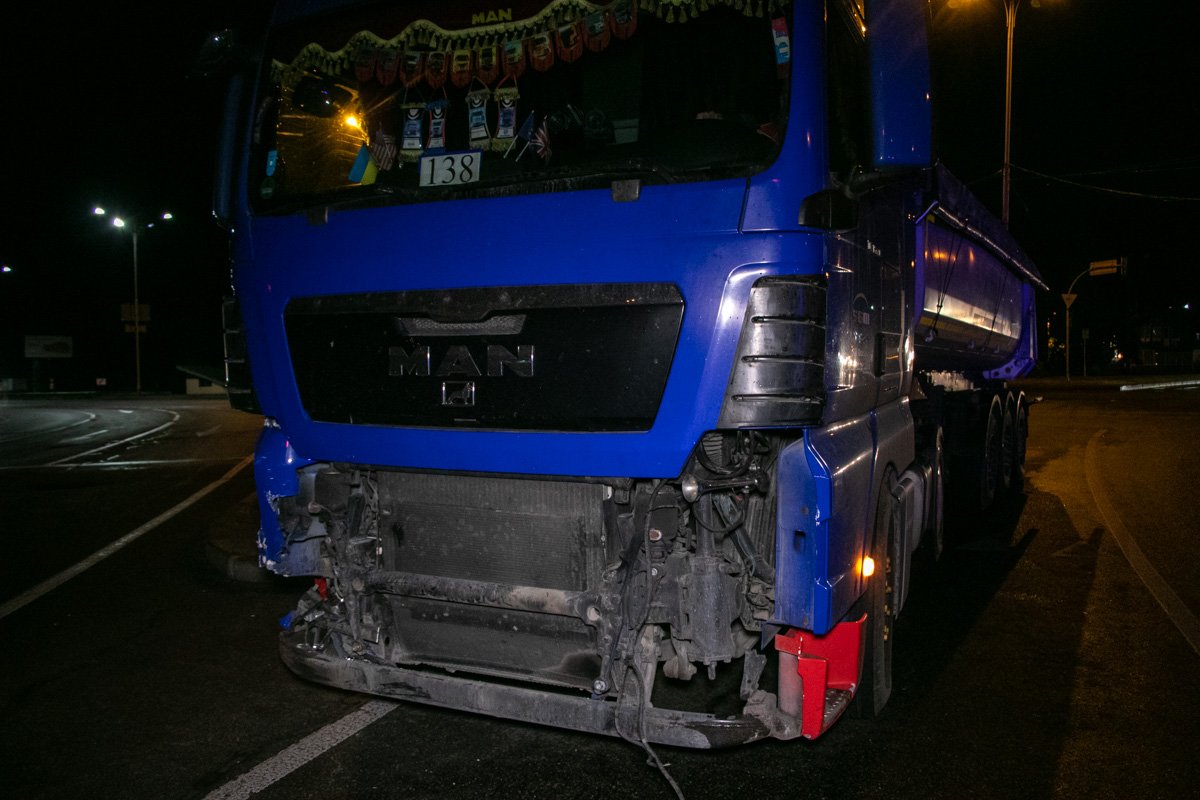 В Киеве возле станции метро «Бориспольская» произошла авария с участием грузовика MAN и автомобиля Renault Laguna