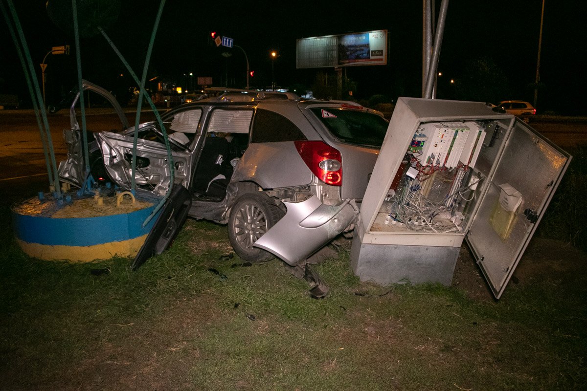 Женщина-водитель легковушки не заметила красный сигнал светофора