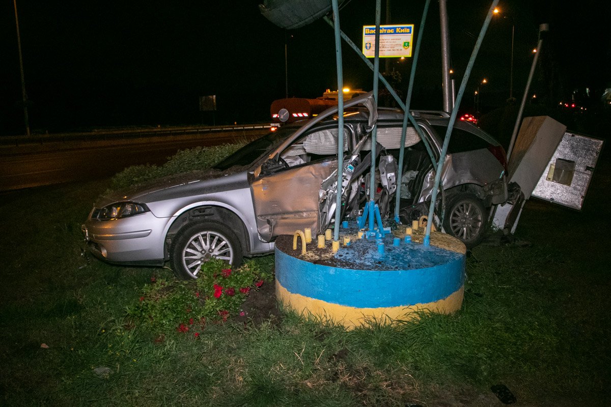 Тягач ударил Renault в бок и отбросил на противоположную сторону дороги