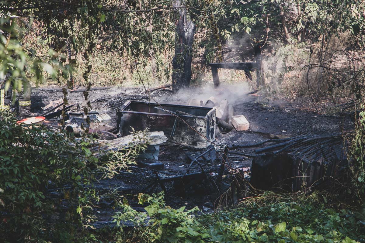 В субботу, 21 сентября, в Киеве на улице Пилот, которая находится на Радужном массиве, горел частный дом В субботу, 21 сентября, в Киеве на улице Пилот, которая находится на Радужном массиве, горел частный дом
