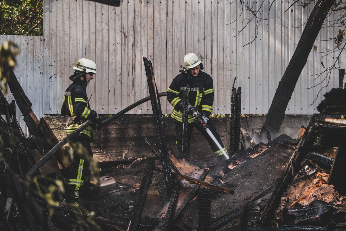 Огонь полностью уничтожил сооружение Огонь полностью уничтожил сооружение