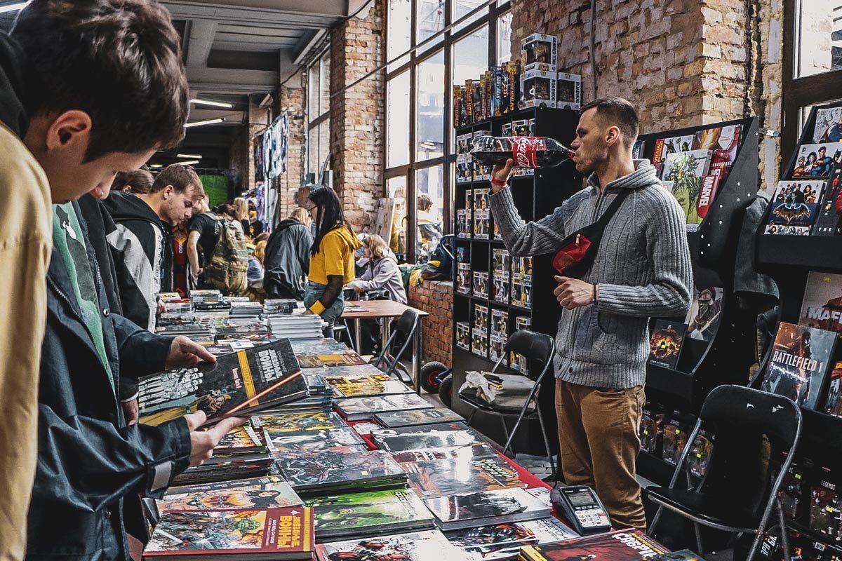 Маркет-зона, куча комиксов и еще большая куча людей, которые этим комиксы любят