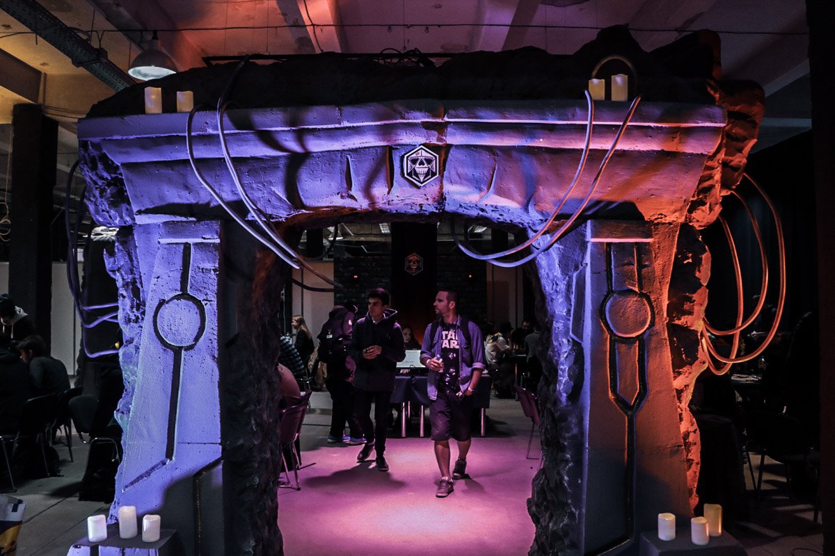 Любители настольных ролевых игр наверняка хотя бы слышали о "Вечерних костях". Их стенд можно встретить в локации с настолками