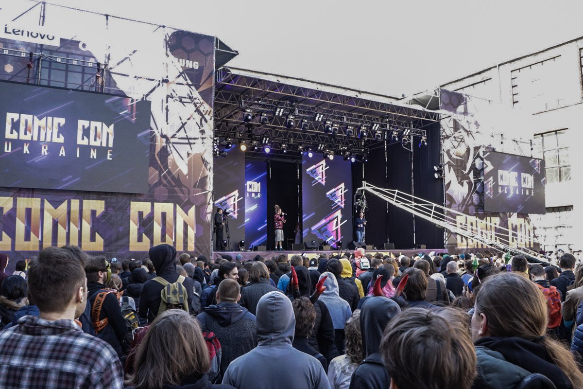 Основная сцена, на которой проходил не просто конкурс косплея, но командный конкурс! Участники должны были выходить в тематических образах - все персонажи Dota или серии игр про усатого водопроводчика