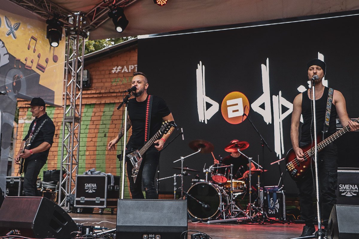 Но и помимо основной сцены хватало локаций, где можно было оттянуться по полной