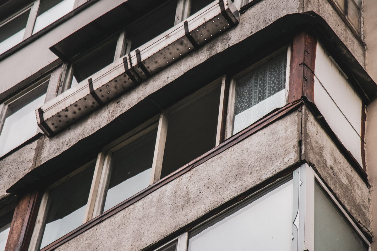 Предварительно, она выпала из окна седьмого этажа