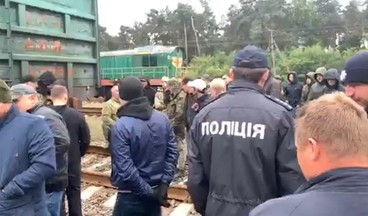 Полиция силой разогнала участников блокады вагонов с углем Полиция силой разогнала участников блокады вагонов с углем