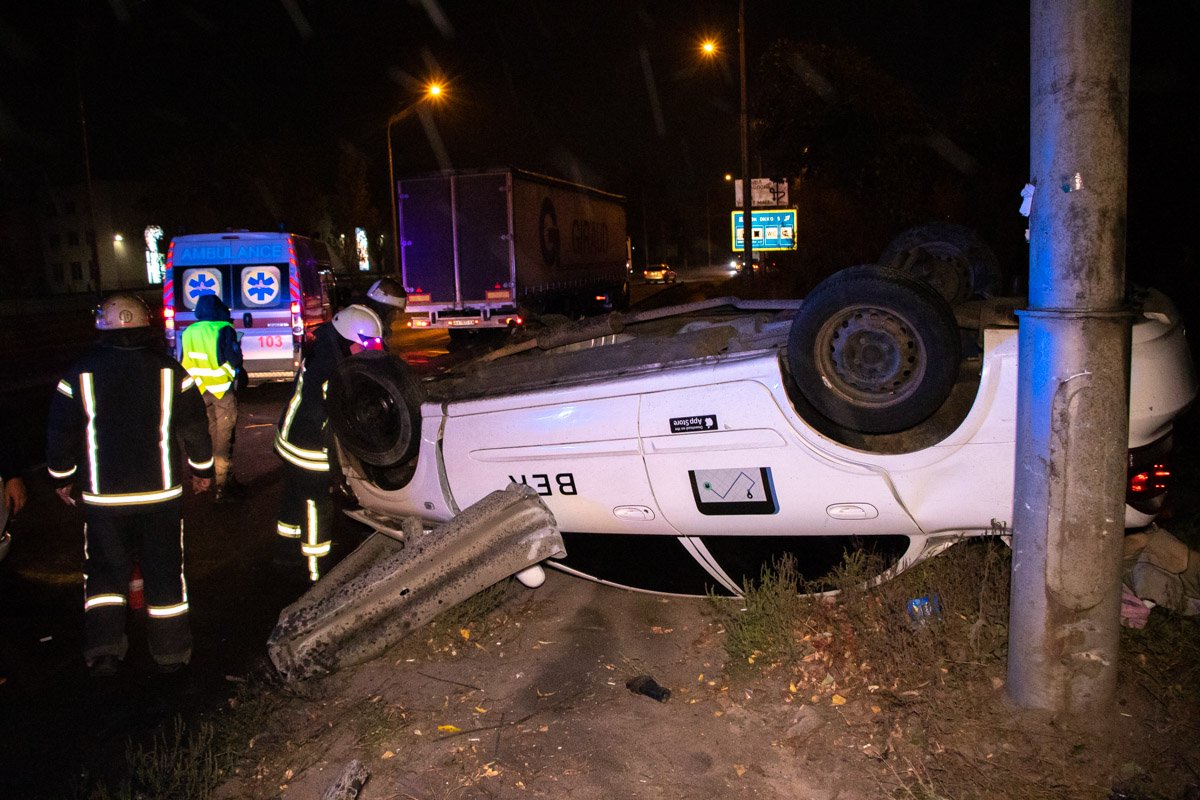 На улице Академика Заболотного произошла авария с участием автомобиля Nissan Sunny службы такси Uber