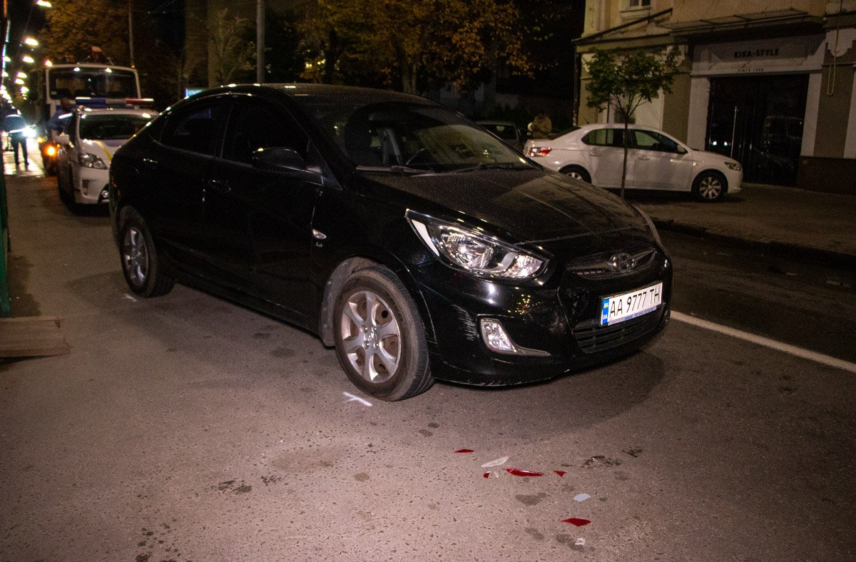 Женщина на автомобиле Hyundai Accent, не сумела припарковать его без происшествийЖенщина на автомобиле Hyundai Accent, не сумела припарковать его без происшествий