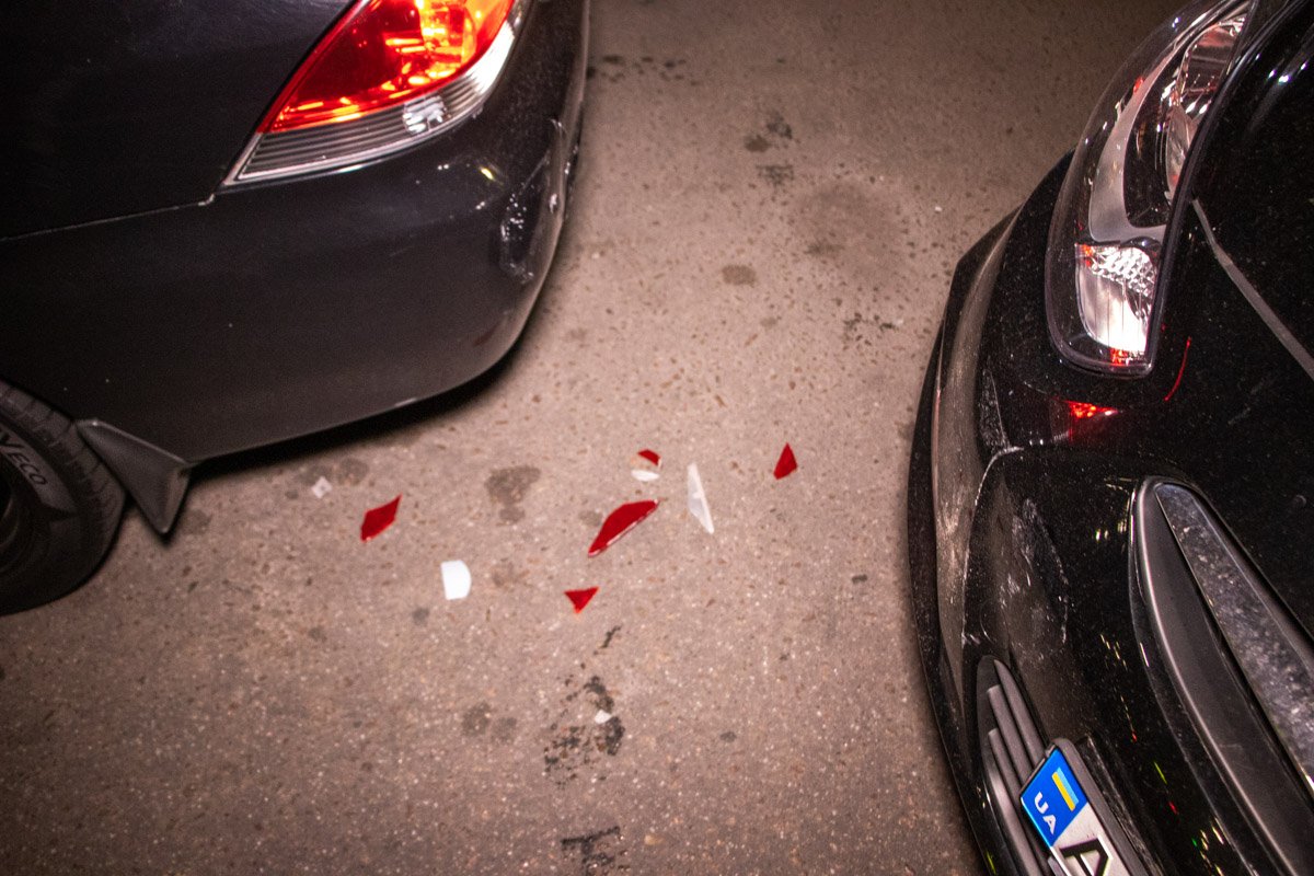  Горе-водитель врезалась в стоящий перед клубом Mitsubishi Lancer