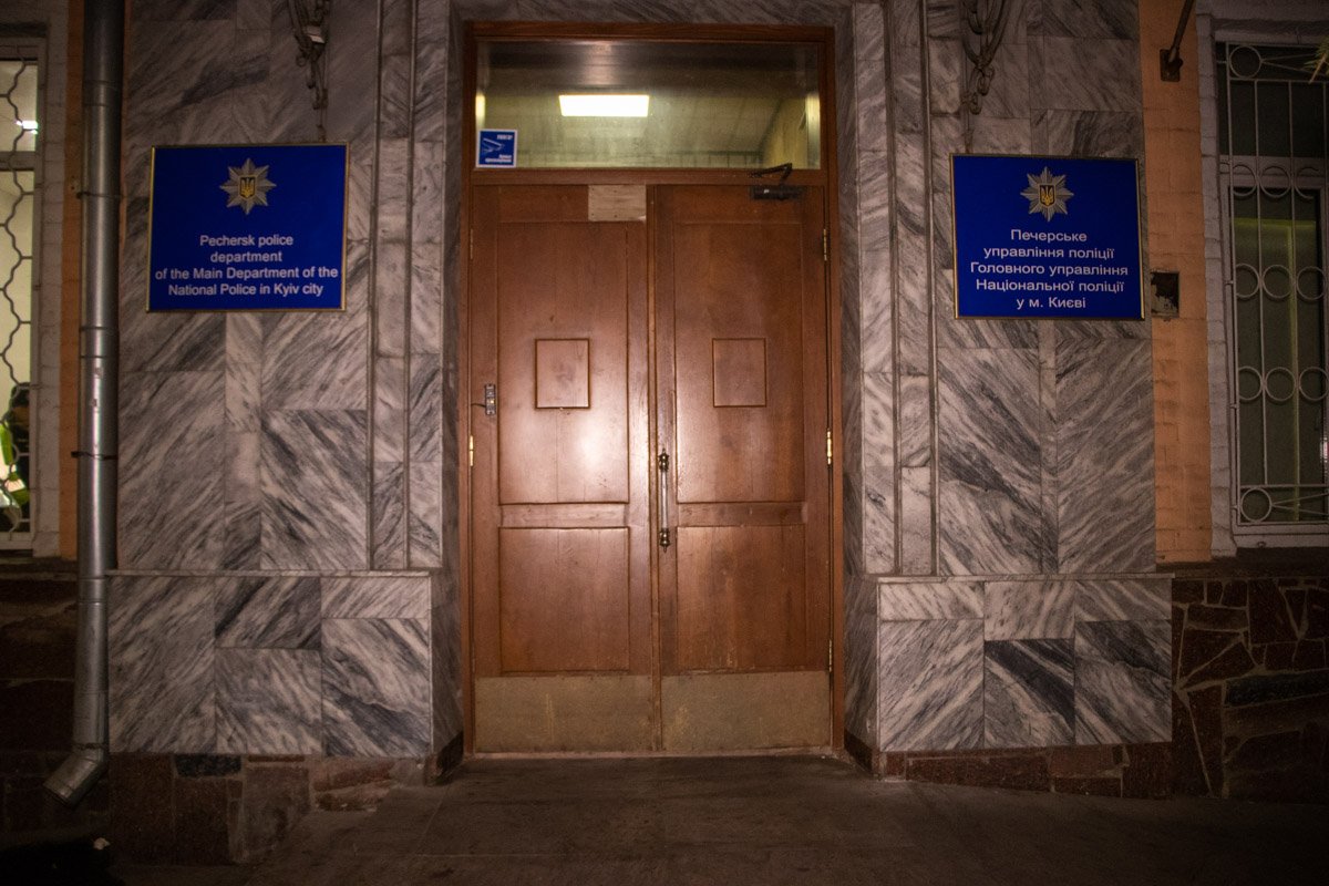 Агрессивную женщину заковали в наручники и доставили в Печерское управление полиции.