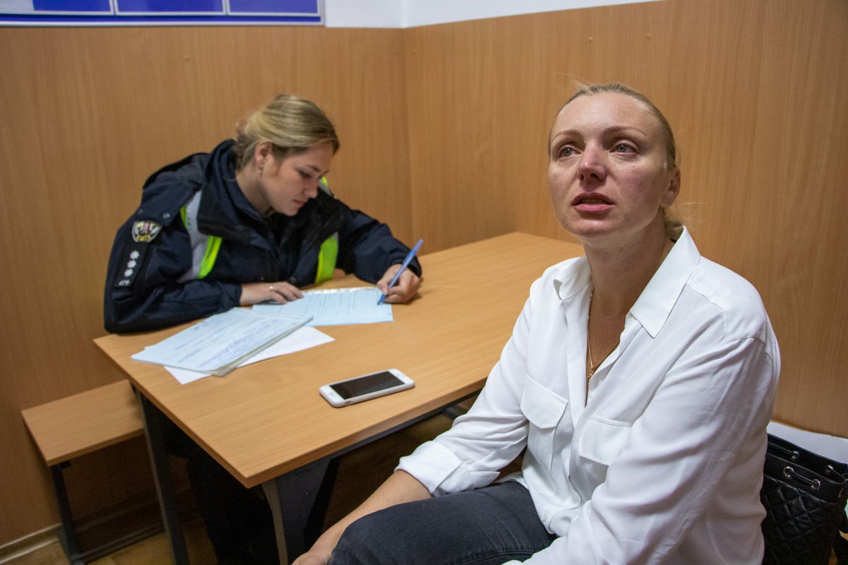 принялась отрицать, что врезалась в машину, что употребляла алкоголь и что нападала на полицейских