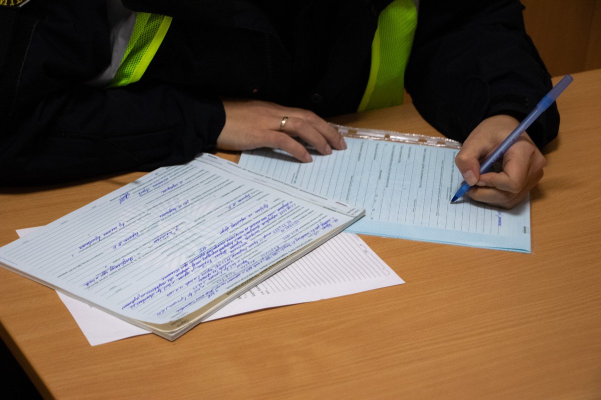 Копы оформили на любительницу ночных развлечений административные материалы по статьям №124, №130 и №185