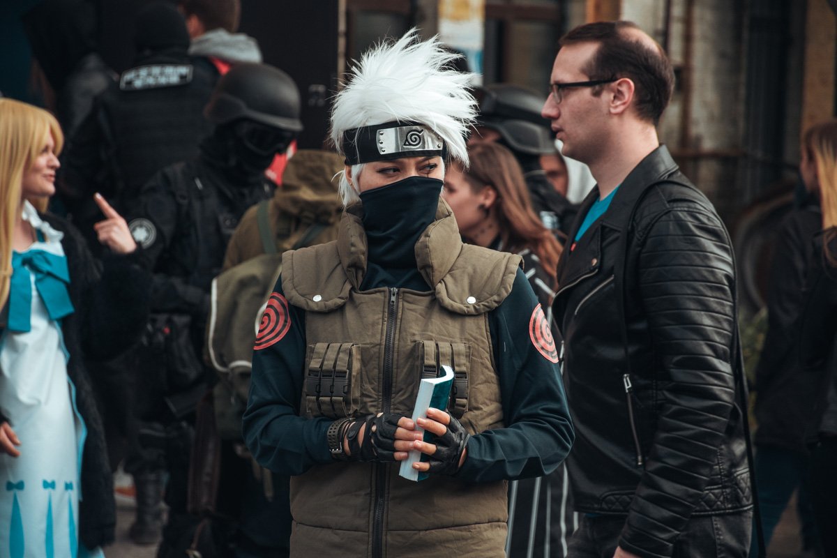 Какаши подозрительно осматривается по сторонам в поисках других ниндзя Какаши подозрительно осматривается по сторонам в поисках других ниндзя