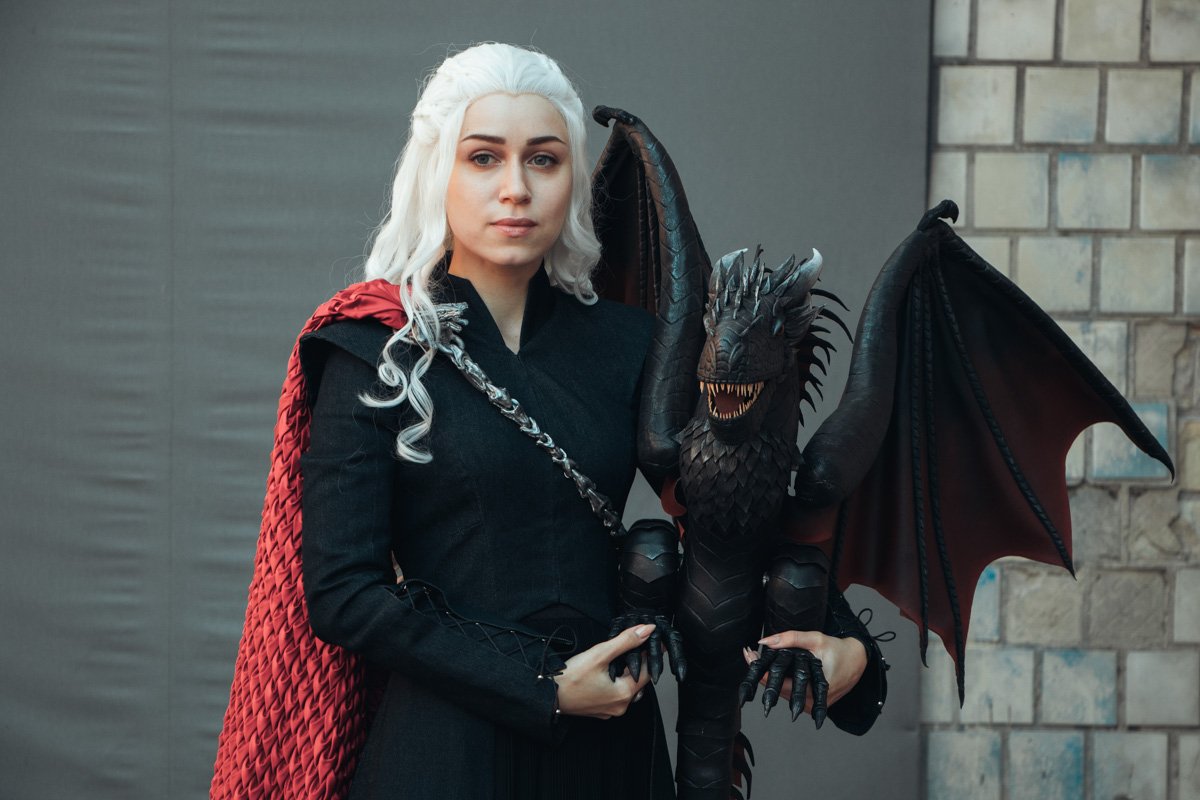 Дейнерис Таргариен, как главная мать драконов, пришла на фестиваль с сыном Дейнерис Таргариен, как главная мать драконов, пришла на фестиваль с сыном