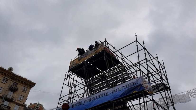 Все начинается с этой вышки: сначала нужно на нее подняться с грузом, потом поднять на нее еще один груз и быстро спуститься 