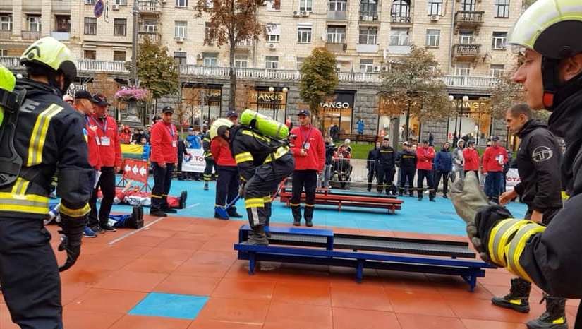 Далее с помощью молота выбить продвинуть груз на расстояние около 1,5 метра