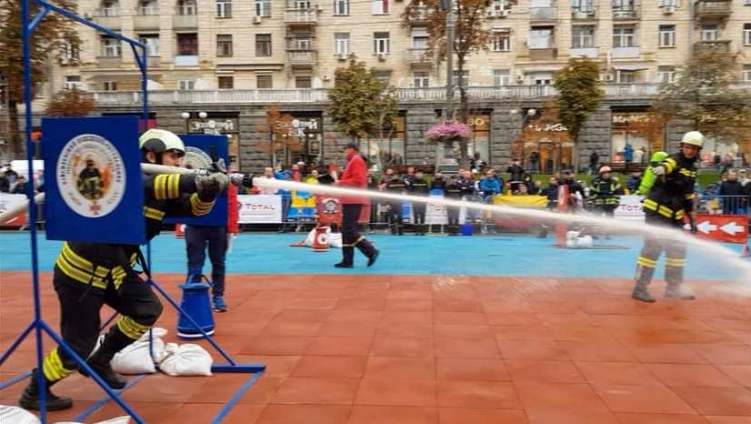 Дальше - пробежать кросс и "потушить" огонь, попав точно в цель 