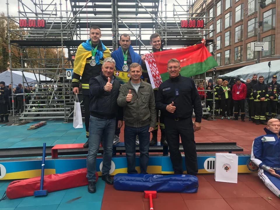 Во второй линии (позади) в центре стоит победитель и рекордсмен - Александр Баран