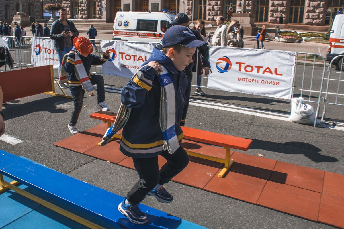 Малыши проходили те же препятствия, что и спасатели, только в мини-версии